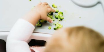 Fëmijët që ushqehen vetë flasin më shpejt, zbulon studimi ndërkombëtar