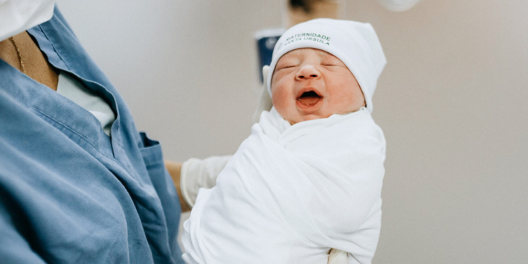 Prindërit po refuzojnë një injeksion jetik për të porsalindurit, mjekët japin alarmin