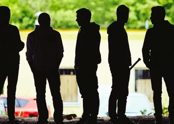 Pse po rritet dhuna tek të rinjtë? Një analizë mbi shkaqet dhe pasojat