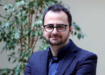 “Mashtruesi” apo “Avokati i Popullit”? Një “Fake news” me tituj ndërkombëtarë