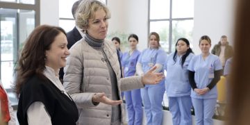 Skandali / Sistemi shëndetësor nё degradim. Mjekё, infermierё, sanitarё pa rroga: Qeveria hesht dhe nёnkupton “Keni rryshfet, nuk keni nevojё pёr paga?”