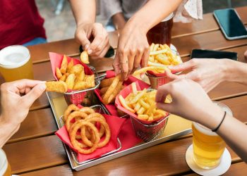 Ushqimi “fast food” mund ta dëmtojë kujtesën pёr 4 ditё