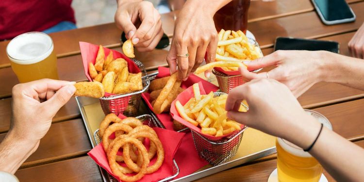 Ushqimi “fast food” mund ta dëmtojë kujtesën pёr 4 ditё