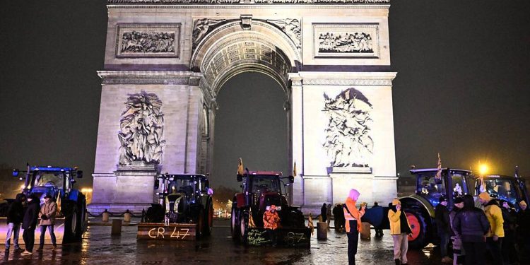 Sulm me thikë pranë Harkut të Triumfit në Paris, ndërhyn policia – sulmuesi humb jetën, nis hetimi për terrorizëm