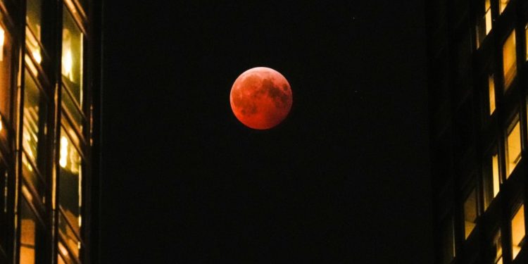 Eklipsi total hënor do ta kthejë Hënën në “gjak” të martën – i dukshëm në disa kontinente