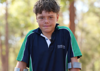 Heroi 13-vjeçar: Notoi për katër orë në det të trazuar dhe shpëton familjen