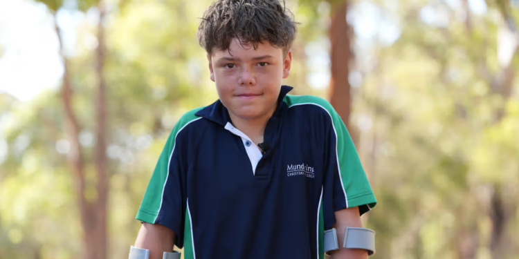 Heroi 13-vjeçar: Notoi për katër orë në det të trazuar dhe shpëton familjen