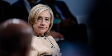 Hillary Clinton akuzon administratën Trump për “mbulim” të dosjeve Epstein, kërkon publikim të plotë