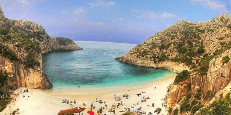 MSN Travel: Riviera shqiptare rivalizon Greqinë, por me çmime më të ulëta