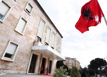 Qeveria zgjat kontratat për studentët e ekselencës — mbështetje e nevojshme apo deformim i shёrbimit civil?