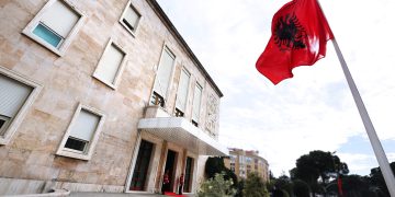 Qeveria zgjat kontratat për studentët e ekselencës — mbështetje e nevojshme apo deformim i shёrbimit civil?