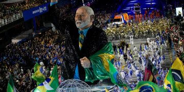 Festë apo fushatë? Parada e Karnavaleve përçan Brazilin