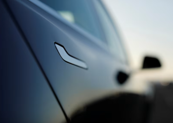 Kina ndalon dorezat e fshehta të makinave, rregull i ri që prek edhe modelet e Teslas