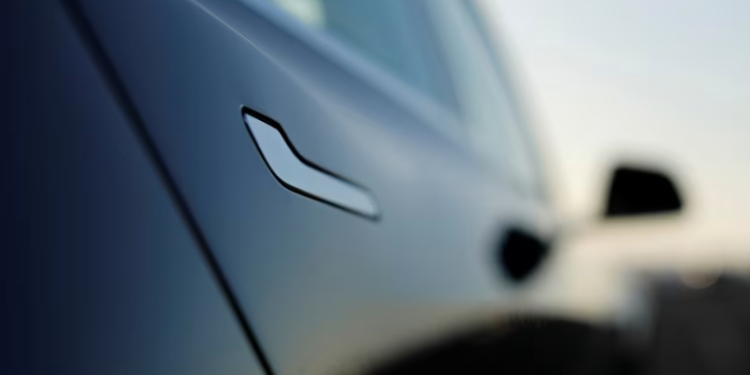 Kina ndalon dorezat e fshehta të makinave, rregull i ri që prek edhe modelet e Teslas