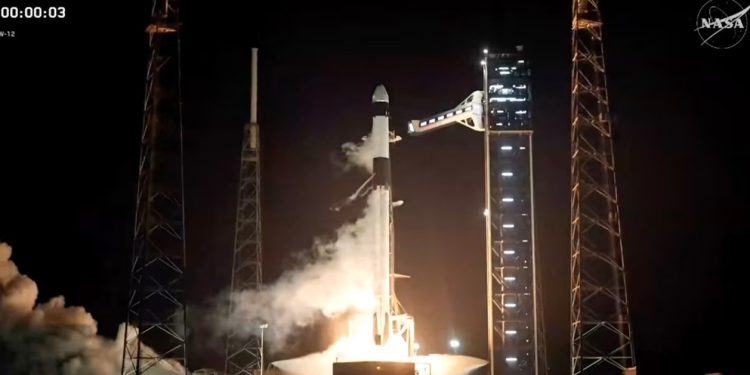 SpaceX dërgon katër astronautë drejt hapёsirёs për t’i dhënë fund mungesës së stafit