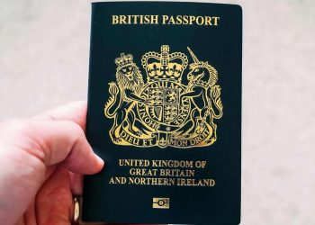 Pas 25 shkurtit, rregulla të reja për hyrjen në Britani pёr shtetasit me dy pasaporta
