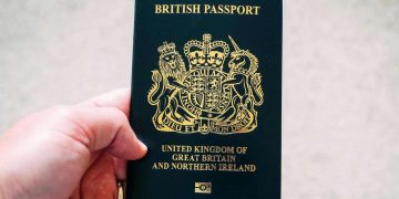 Pas 25 shkurtit, rregulla të reja për hyrjen në Britani pёr shtetasit me dy pasaporta