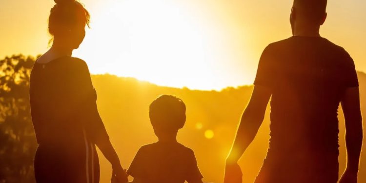 Psikologia: Mos u bëni shokë me fëmijët tuaj – ata kanë nevojë për prindër, jo për miq