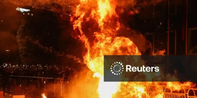 Reuters: Protesta kundër qeverisë në Tiranë pas hetimit për korrupsion ndaj zv.kryeministres Balluku