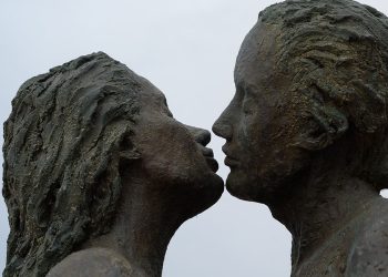 Kur lindi puthja e parё?