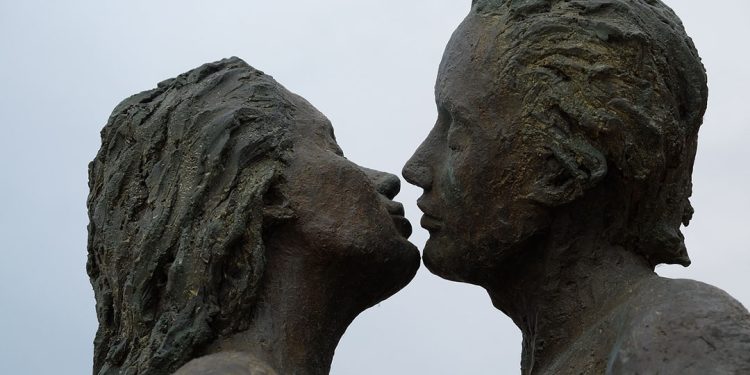 Kur lindi puthja e parё?