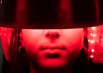 Kapelja “kundër tullacisë”: pajisja e re me dritë që synon të rikthejë rritjen e flokëve