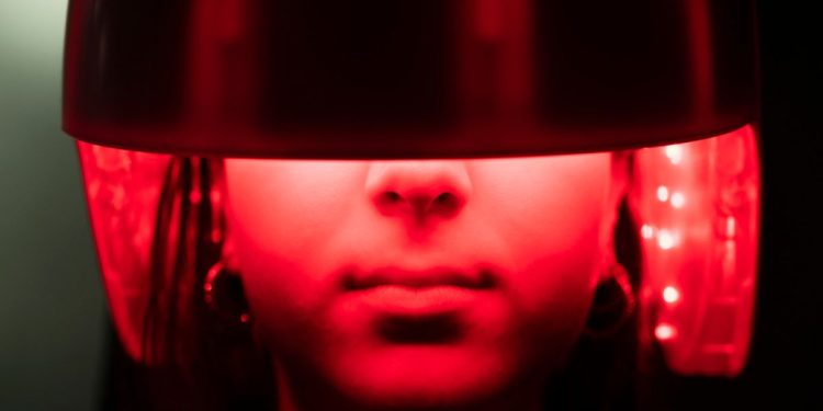 Kapelja “kundër tullacisë”: pajisja e re me dritë që synon të rikthejë rritjen e flokëve