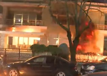 Protestë pa podium, me marshim dhe zjarr: PD ndez “Bllokun” pas tre orësh lëvizje në Tiranë