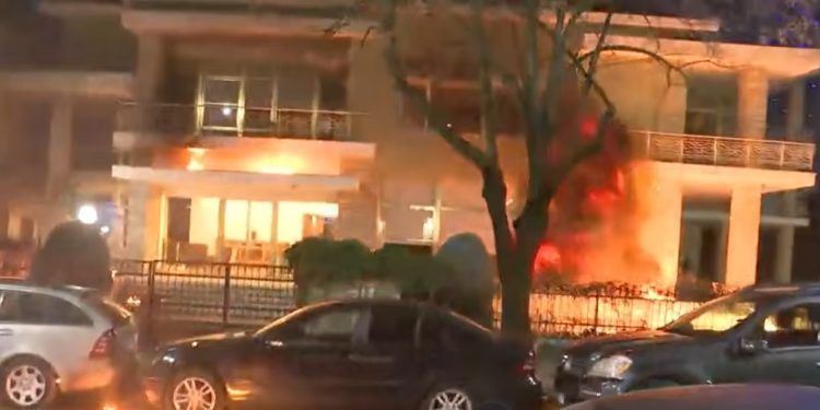 Protestë pa podium, me marshim dhe zjarr: PD ndez “Bllokun” pas tre orësh lëvizje në Tiranë