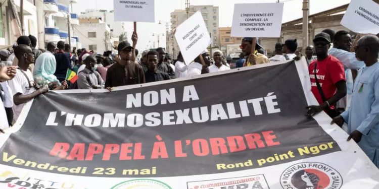 Senegali ashpërson ligjin: deri në 10 vite burg për marrëdhëniet mes të njëjtit seks