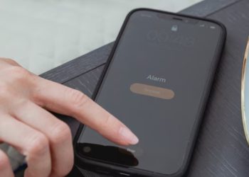 A është e dëmshme të shtypësh “snooze”? Ja çfarë thonë ekspertët e gjumit