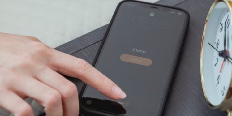 A është e dëmshme të shtypësh “snooze”? Ja çfarë thonë ekspertët e gjumit