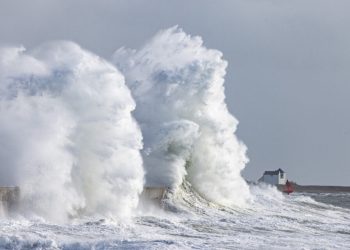 Stuhia “Pedro” përplaset mbi Francë në kulmin e baticave – erëra deri në 140 km/orë dhe rrezik serioz për përmbytje