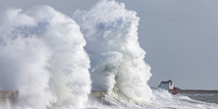 Stuhia “Pedro” përplaset mbi Francë në kulmin e baticave – erëra deri në 140 km/orë dhe rrezik serioz për përmbytje