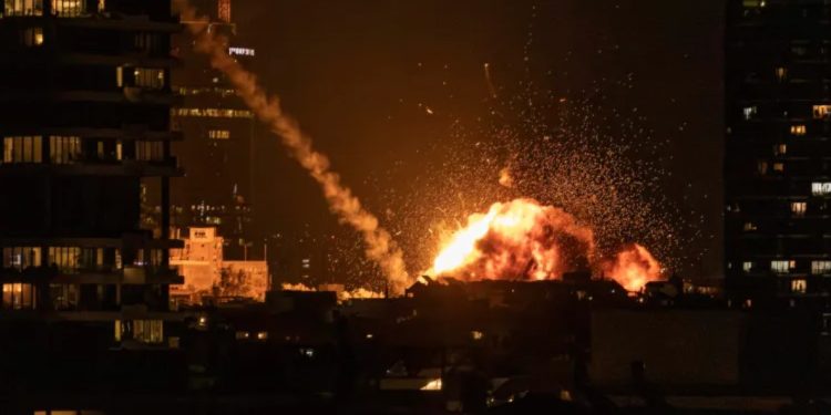 Përshkallëzohet lufta SHBA-Izrael–Iran: Pretendime për vrasjen e Khameneit, sulme në të gjithë rajonin dhe qindra viktima