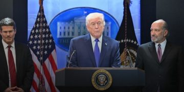 Trump shpall tarifë globale 10% pas goditjes nga Gjykata e Lartë dhe sulmon gjyqtarët
