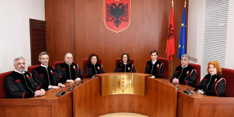 “Ulje e fshehtë dhe e shënjestruar”: Kushtetuesja rrëzon formulën e qeverisë për pagat e magjistratëve, i lë Kuvendit afat deri më 31 korrik 2026