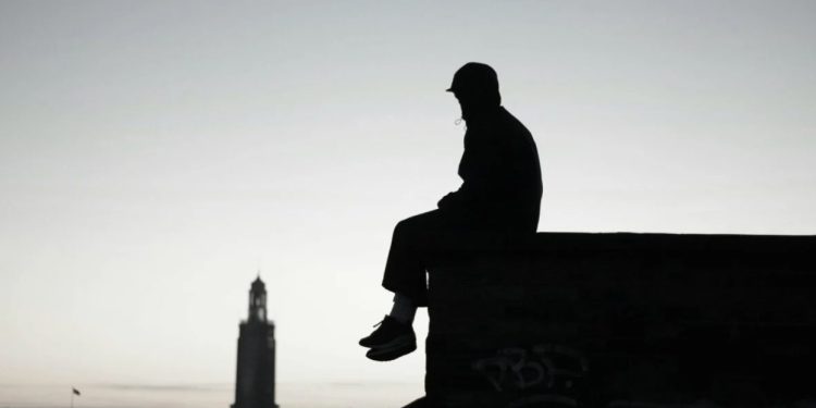 Të aftë në gjithçka, të vetmuar në heshtje