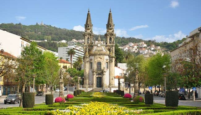 Portugalia që nuk e njihni: Guimarães, qyteti i gjelbër që pritet të pushtojë hartën e udhëtimeve në 2026