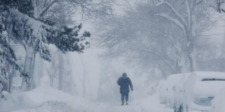 SHBA “ngrin”: Mbi 8 mijë fluturime të anuluara, qytete të paralizuara nga stuhia historike e dëborës