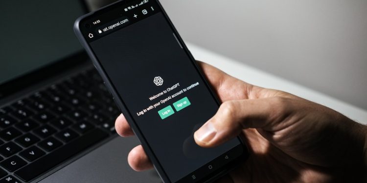 Një zyrtar kinez “tradhtohet” nga ChatGPT: si u zbulua një operacion global frikësimi kundër disidentëve