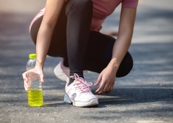 Bie miti i elektroliteve: për shumicën që stërviten, mjafton vetëm uji