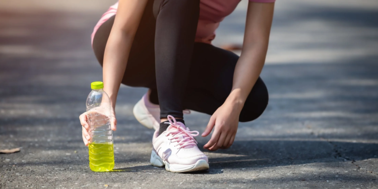 Bie miti i elektroliteve: për shumicën që stërviten, mjafton vetëm uji