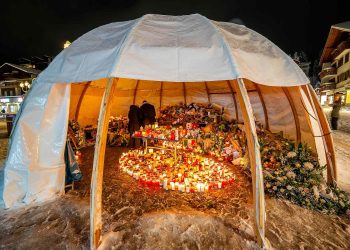 Flakët përfshijnë memorialin për viktimat e tragjedisë në një bar në Zvicër