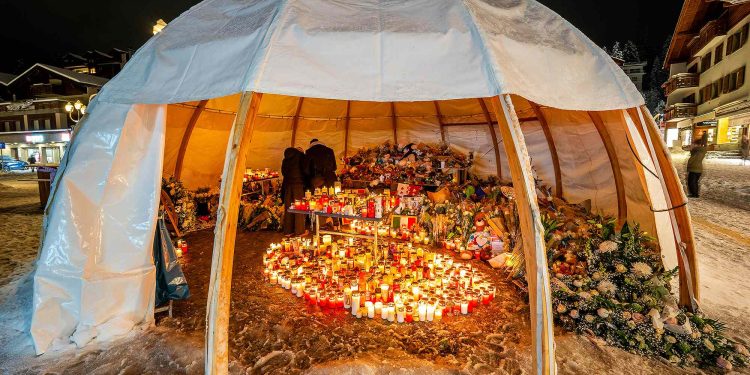 Flakët përfshijnë memorialin për viktimat e tragjedisë në një bar në Zvicër