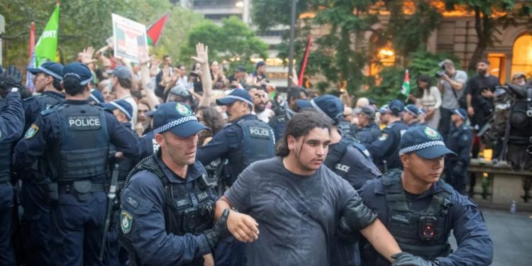 Përleshje dhe arrestime në Sydney gjatë vizitës së presidentit izraelit, mijëra protestues dalin në rrugë