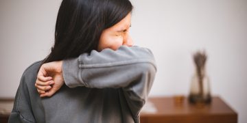 Çfarë fshihet pas teshtitjes? Kur është normale dhe kur duhet të shqetësoheni