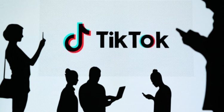 BE i vendos “ultimatum” TikTok-ut: ndryshoni mekanizmat që krijojnë varësi te të rinjtë ose përballuni me gjoba