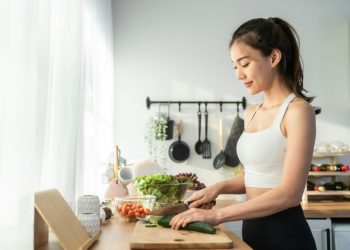 Jo vetëm çfarë hamë, por si i kombinojmë ushqimet – studimi zbulon lidhjen me rrezikun e demencës