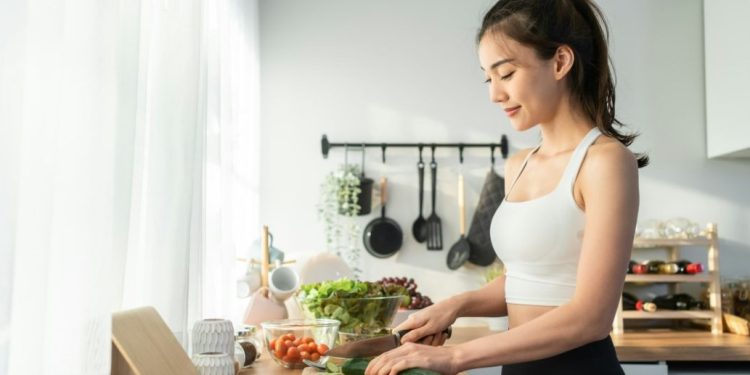 Jo vetëm çfarë hamë, por si i kombinojmë ushqimet – studimi zbulon lidhjen me rrezikun e demencës